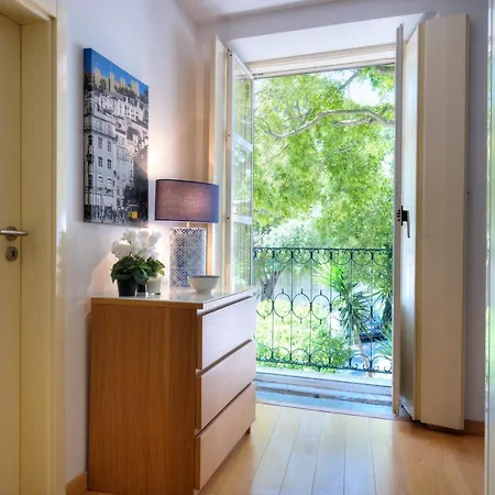 Sunny & Quiet In Historic Center * 리스본